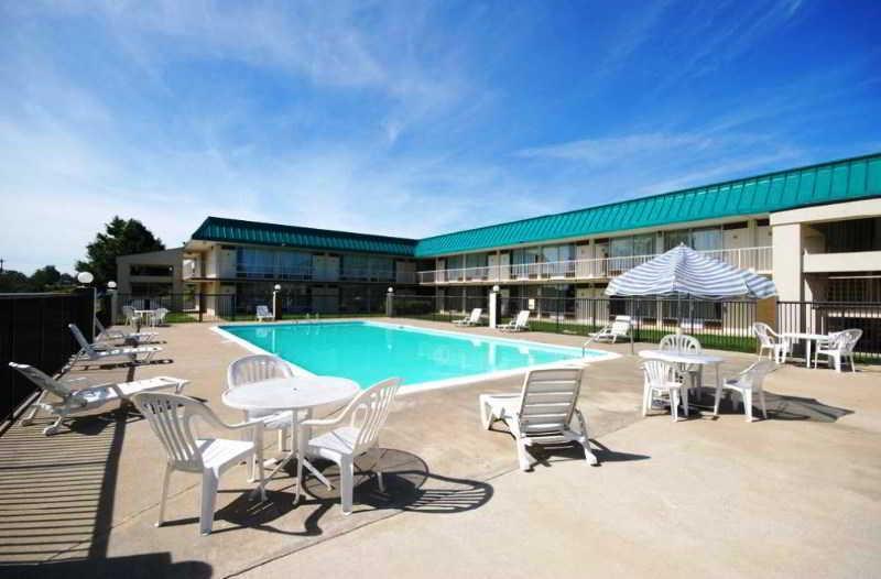 Red Roof Inn & Suites Cave City Exterior photo
