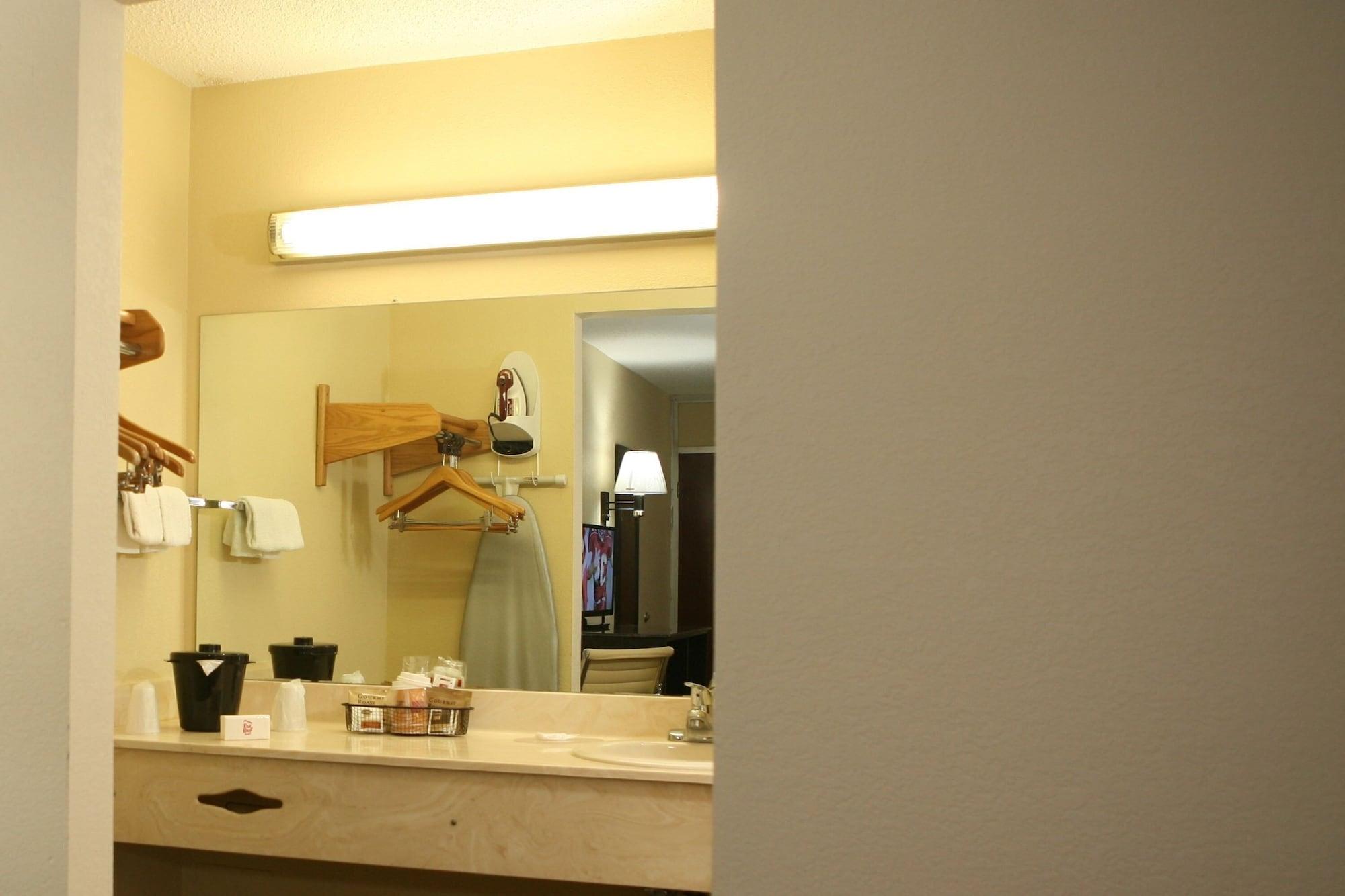 Red Roof Inn & Suites Cave City Exterior photo