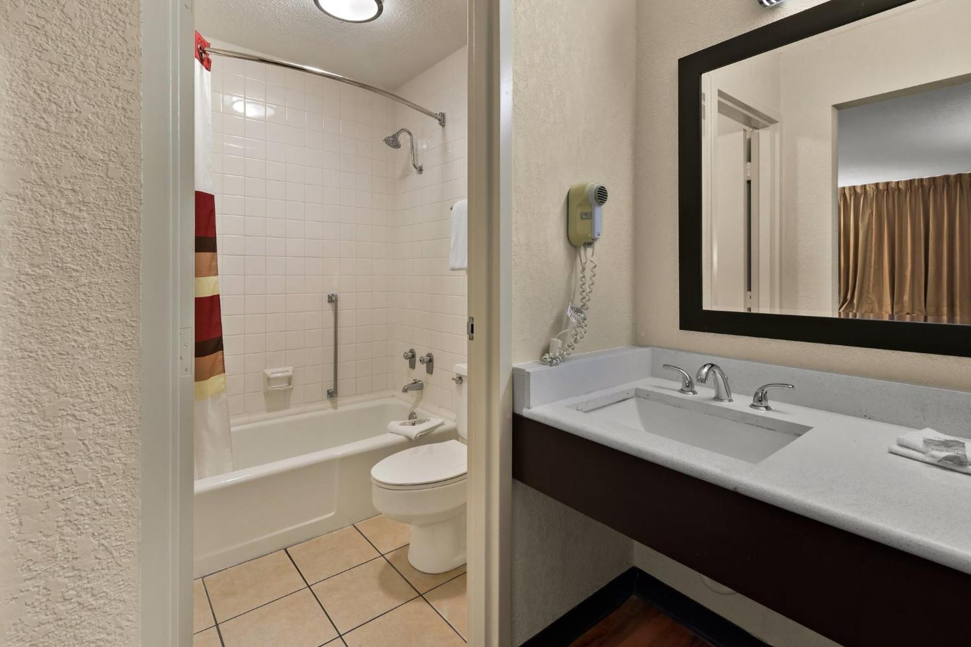 Red Roof Inn & Suites Cave City Exterior photo