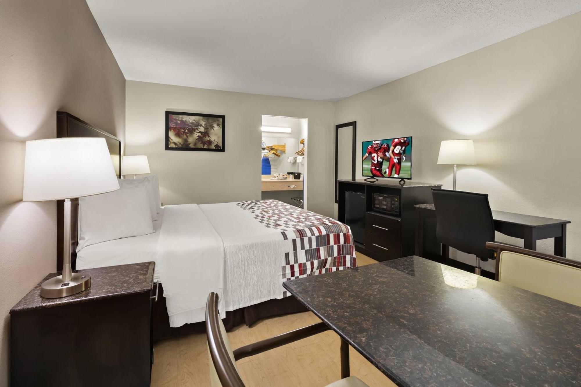 Red Roof Inn & Suites Cave City Exterior photo