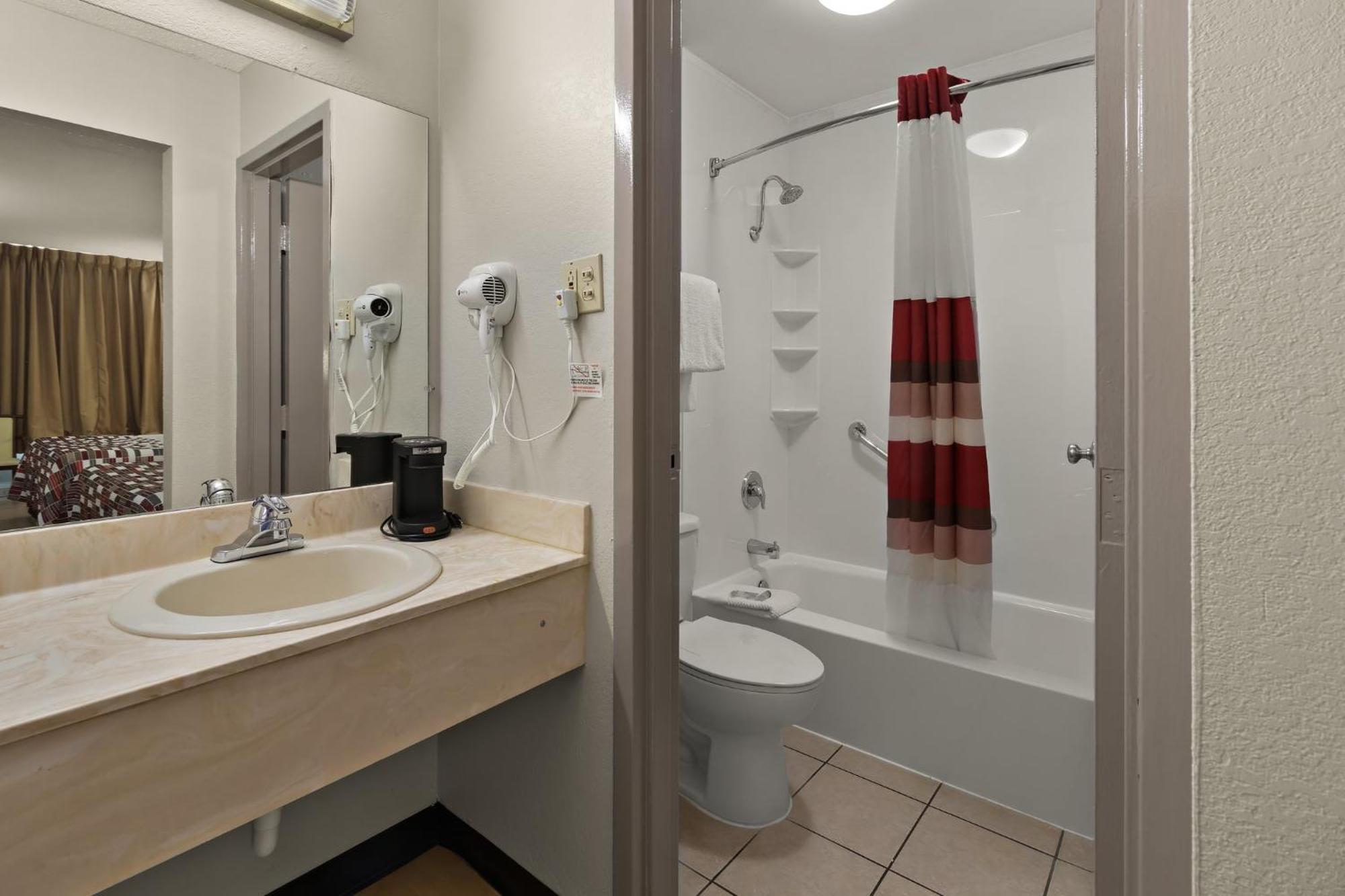 Red Roof Inn & Suites Cave City Exterior photo