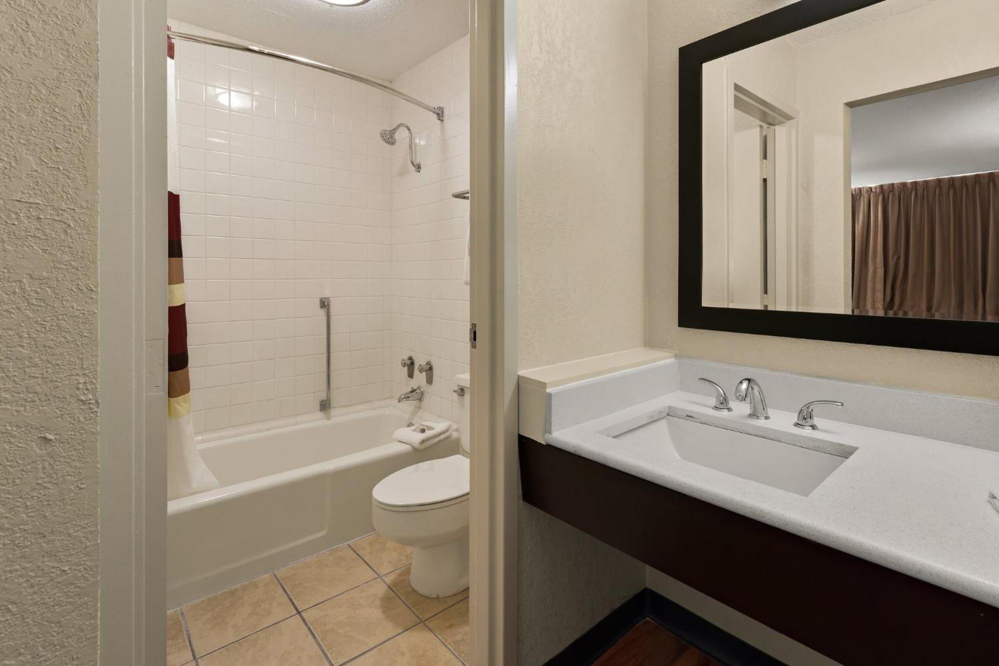 Red Roof Inn & Suites Cave City Exterior photo