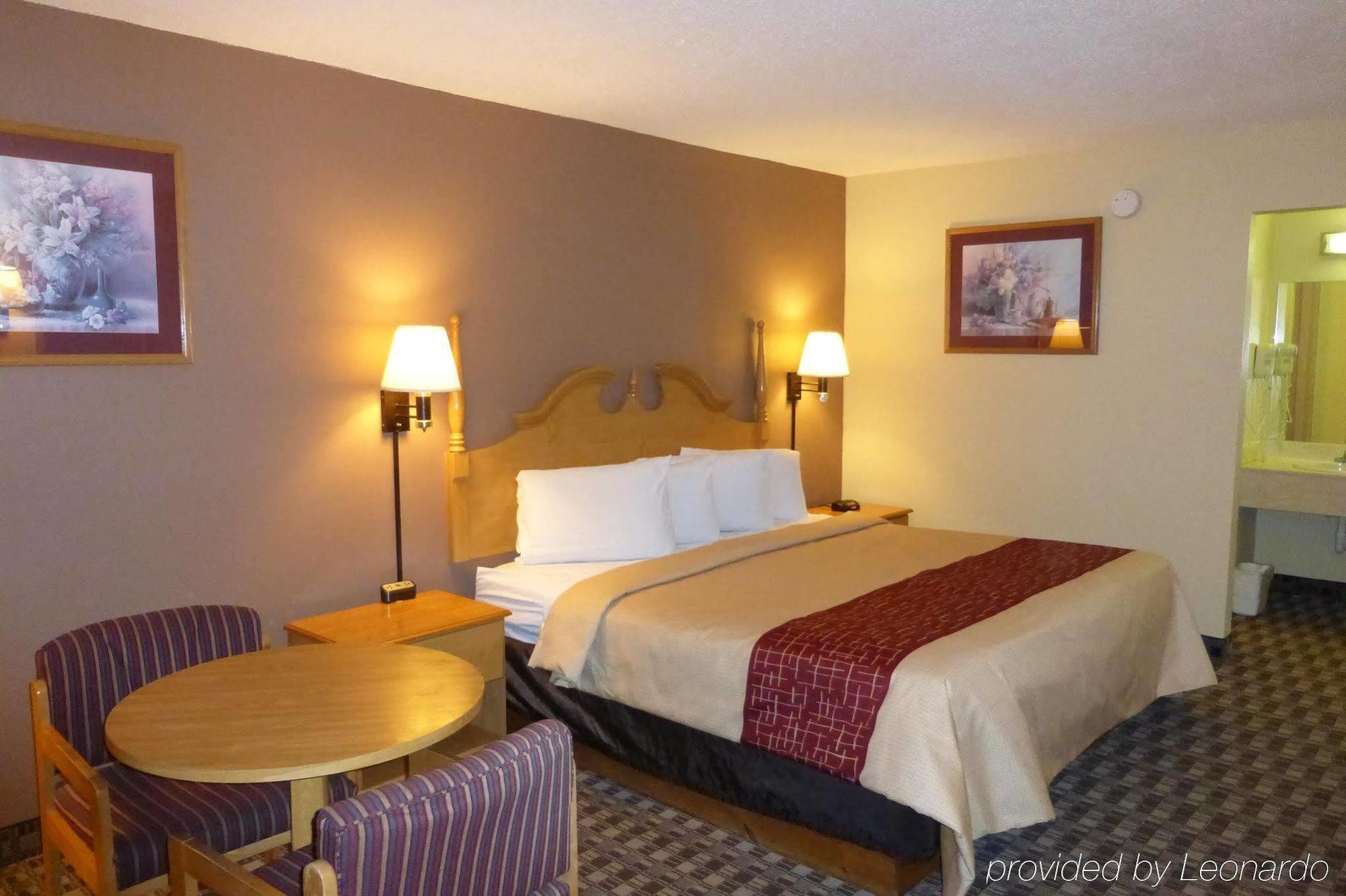 Red Roof Inn & Suites Cave City Exterior photo