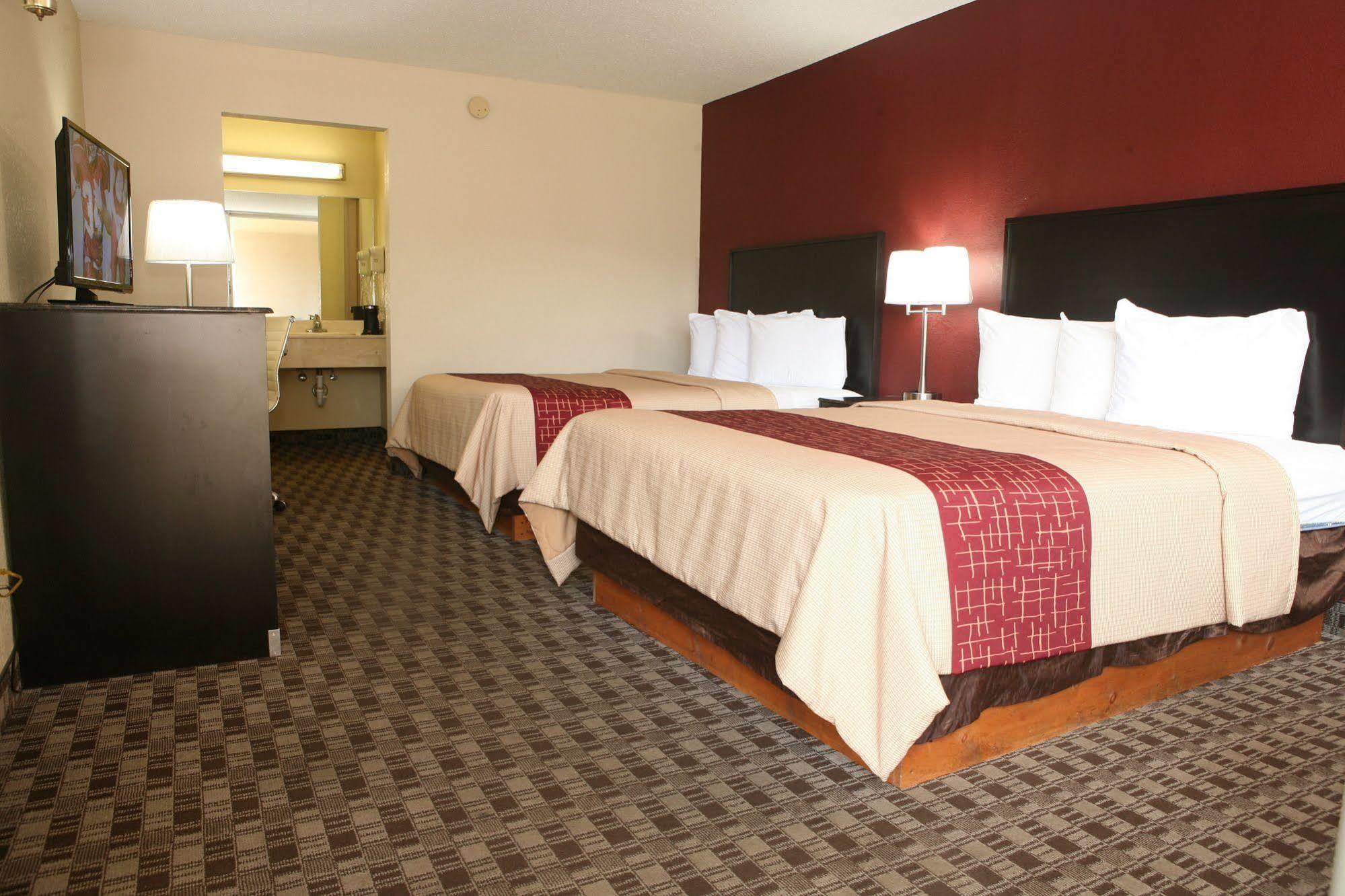 Red Roof Inn & Suites Cave City Exterior photo